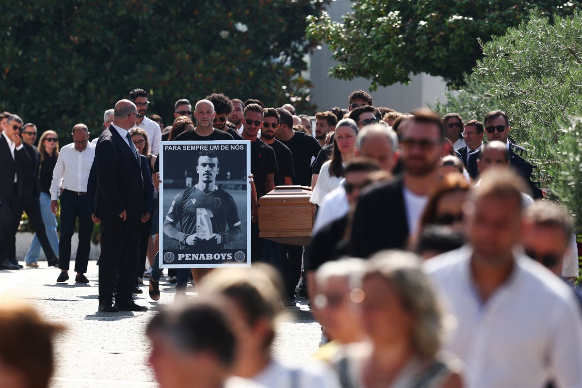 لقطات من جنازة دييجو جوتا وشقيقه