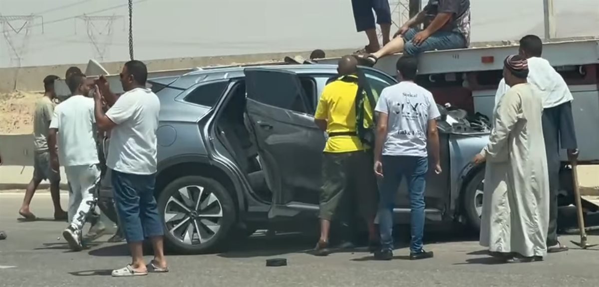 أمريكي يتدخل لإنقاذ مصابين في حادث مأساوي لعائلة مصرية على طريق العين السخنة