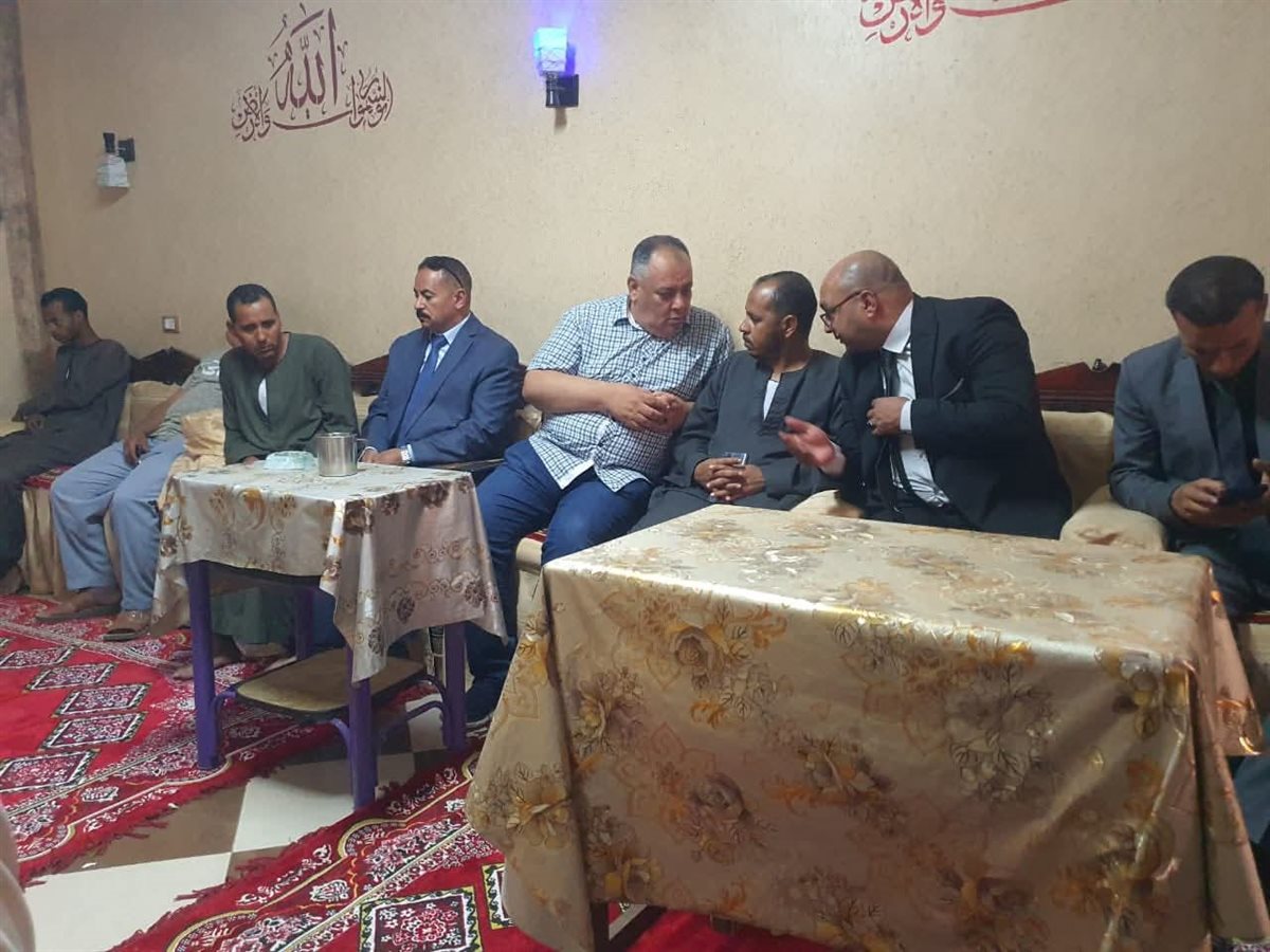 تقديم واجب العزاء في شهيد حفار جبل الزيت