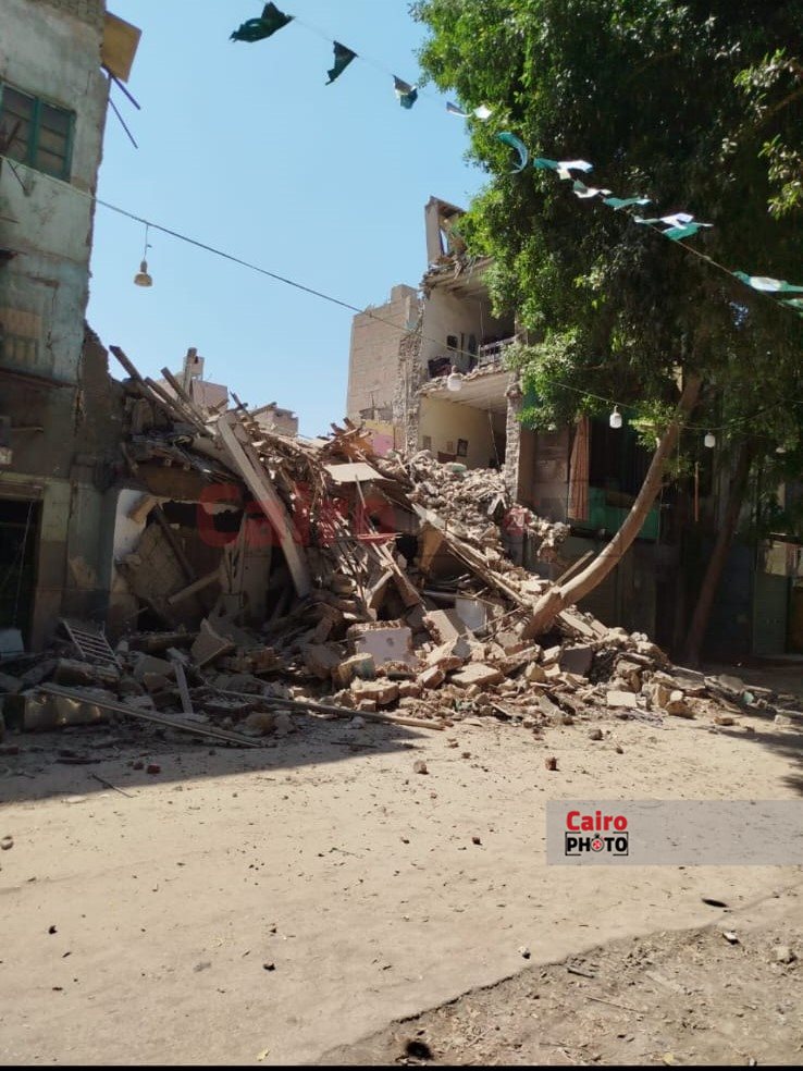 انهيار عقارين وجزء من أخر خاليين من السكان في الملك الصالح بمصر القديمة