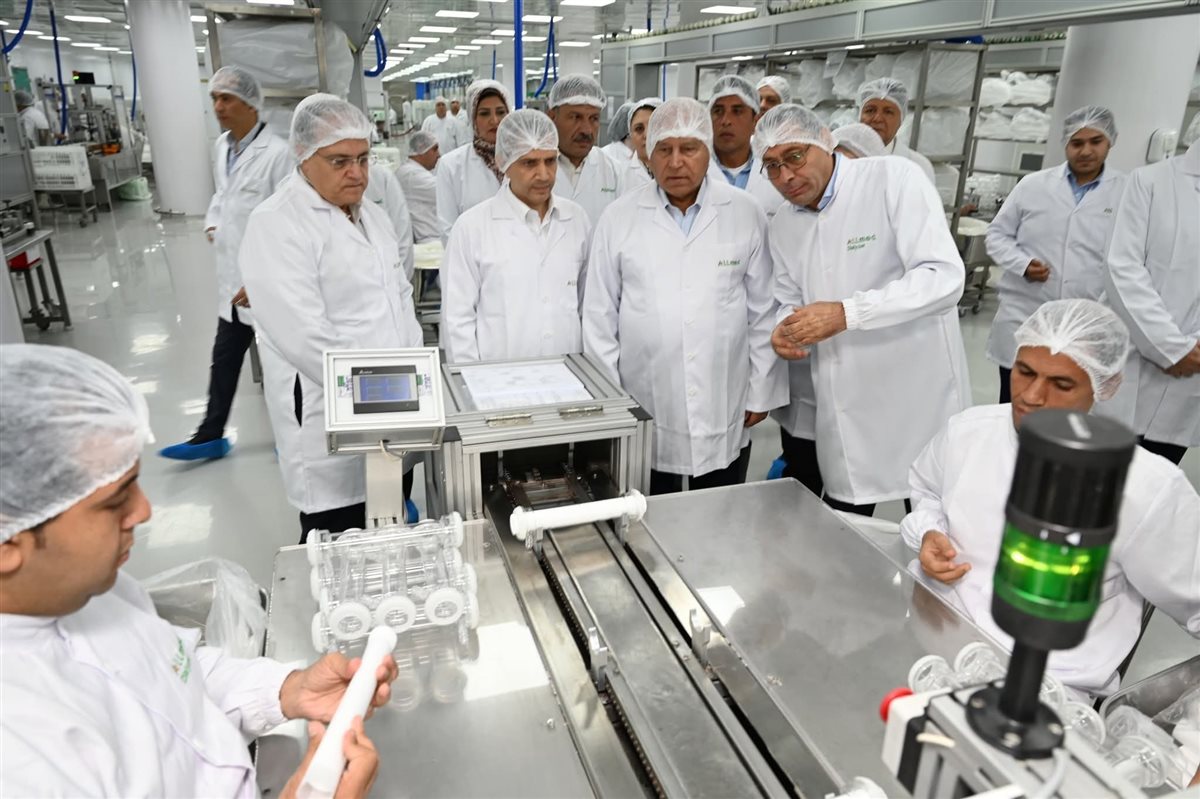 وزير الصناعة خلال جولته