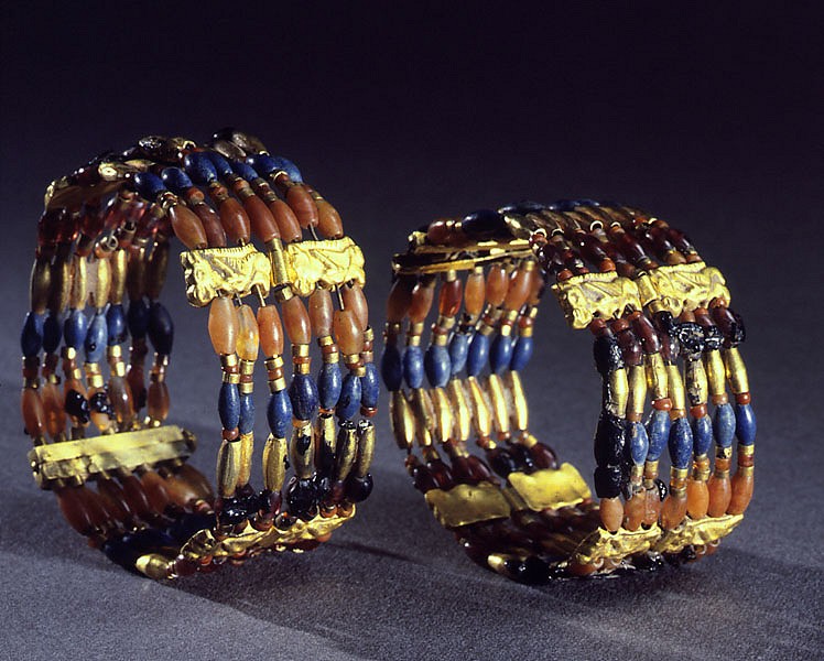 زوج من الأساور الذهبية