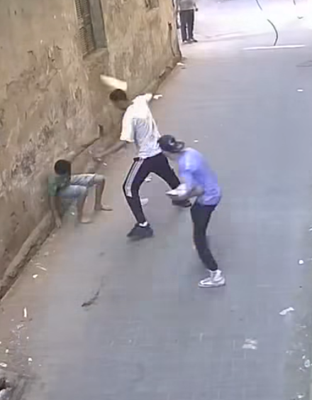 <strong>الأمن يفحص فيديو اعتداء مجموعة من الأشخاص على أخر بالأسلحة البيضاء بالجيزة  </strong>