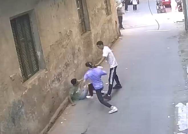 <strong>الأمن يفحص فيديو اعتداء مجموعة من الأشخاص على أخر بالأسلحة البيضاء بالجيزة  </strong>