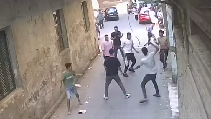 <strong>الأمن يفحص فيديو اعتداء مجموعة من الأشخاص على أخر بالأسلحة البيضاء بالجيزة  </strong>