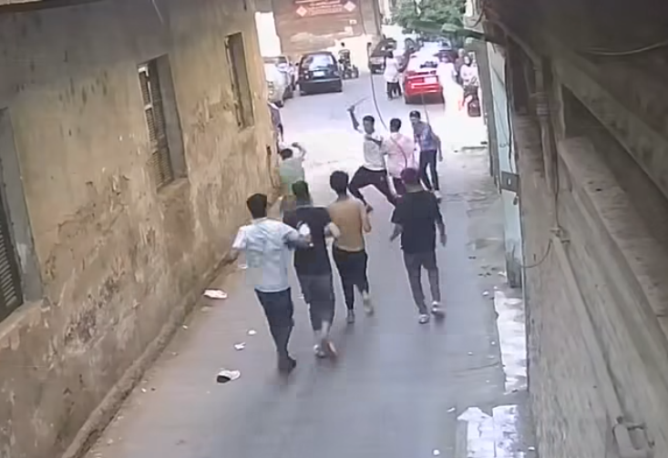 <strong>الأمن يفحص فيديو اعتداء مجموعة من الأشخاص على أخر بالأسلحة البيضاء بالجيزة  </strong>