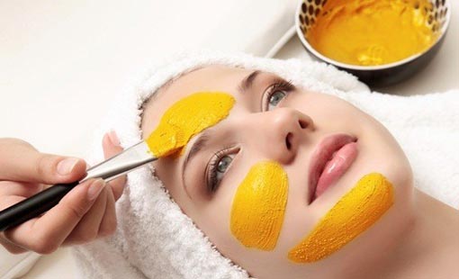 خليط الكركم مع الحليب لتفتيح البشرة