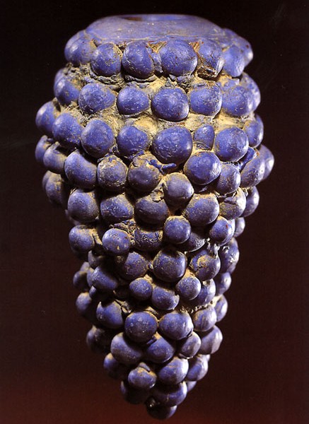 إناء على هيئة عنقود عنب