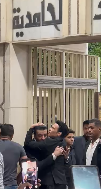 ظهور مؤثر لـ نجوم الفن في عزاء الراحل أحمد عامر بمسجد الحامدية الشاذلية