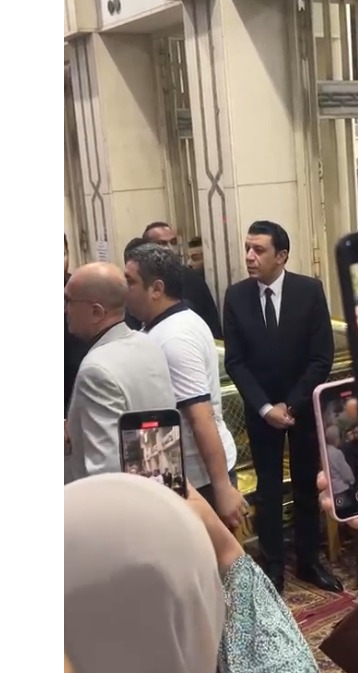 ظهور مؤثر لـ نجوم الفن في عزاء الراحل أحمد عامر بمسجد الحامدية الشاذلية