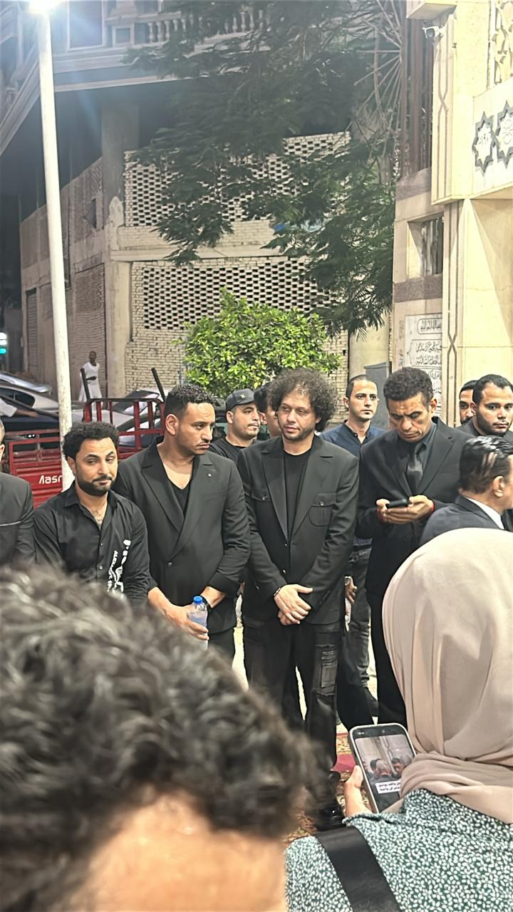 ظهور مؤثر لـ نجوم الفن في عزاء الراحل أحمد عامر بمسجد الحامدية الشاذلية