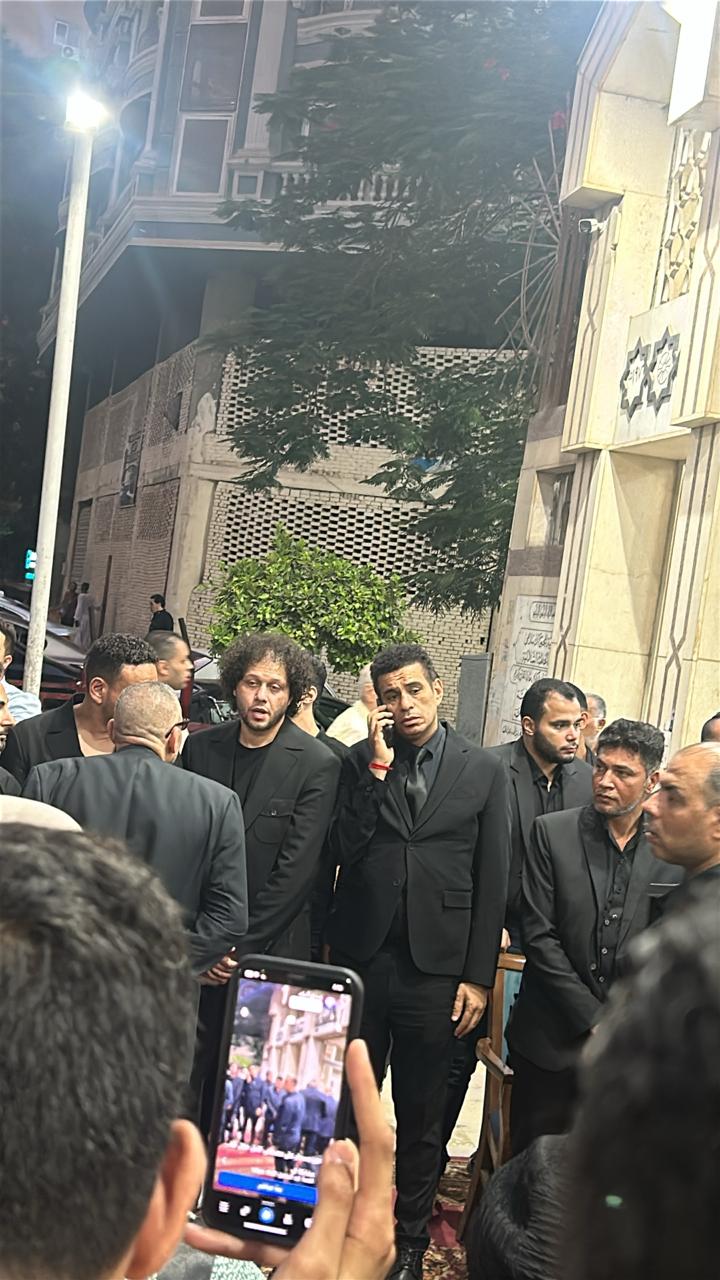 ظهور مؤثر لـ نجوم الفن في عزاء الراحل أحمد عامر بمسجد الحامدية الشاذلية