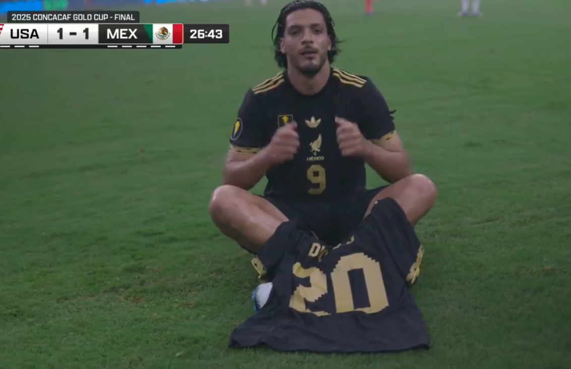 خيمينيز يحتفل بقميص جوتا