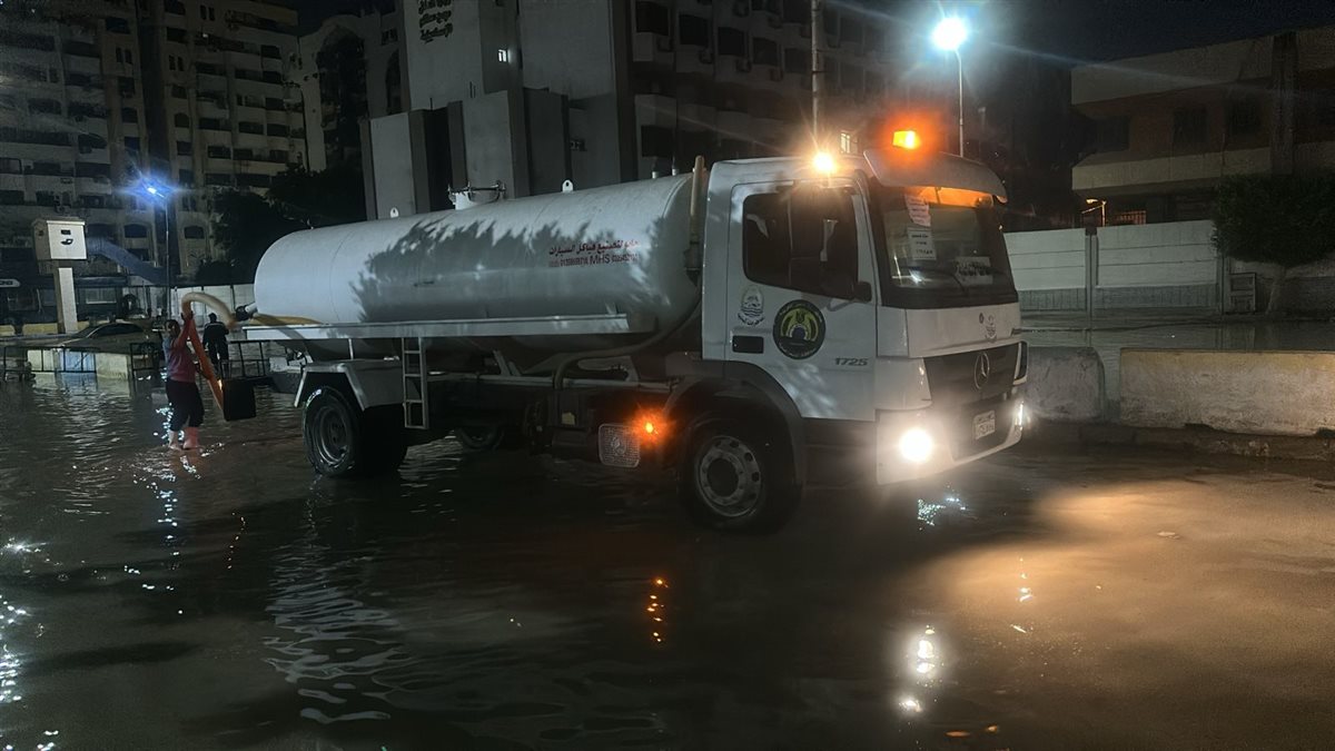 محافظ الإسماعيلية يتابع جهود الأجهزة التنفيذية بالمحافظة للتعامل مع تداعيات كسر خط مياه شرب