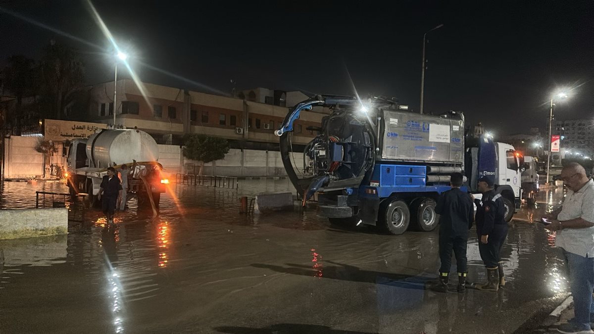 محافظ الإسماعيلية يتابع جهود الأجهزة التنفيذية بالمحافظة للتعامل مع تداعيات كسر خط مياه شرب