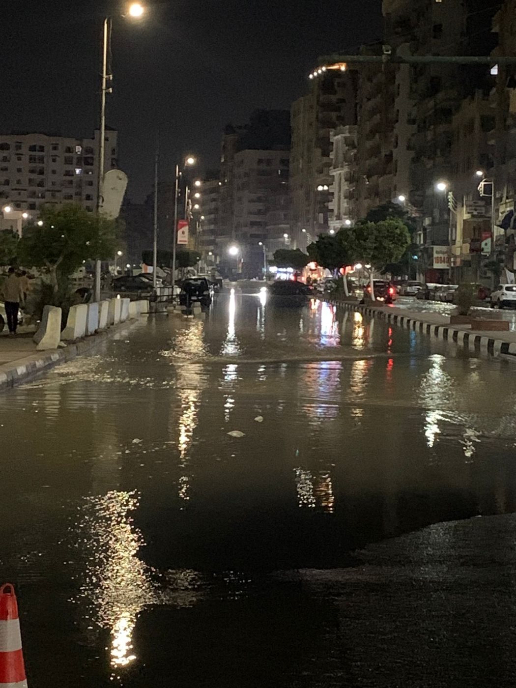 محافظ الإسماعيلية يتابع جهود الأجهزة التنفيذية بالمحافظة للتعامل مع تداعيات كسر خط مياه شرب