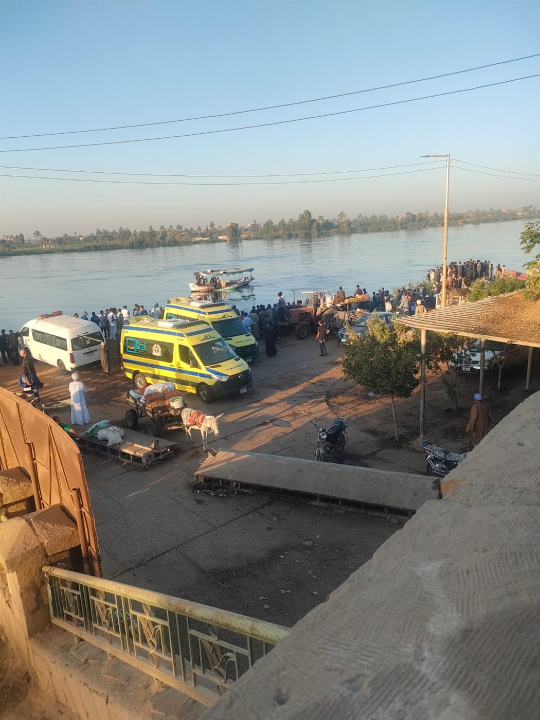 وقعت من المعدية.. جهود مكثفة لانتشال سيارة محملة بالماشية داخل نهر النيل في قنا