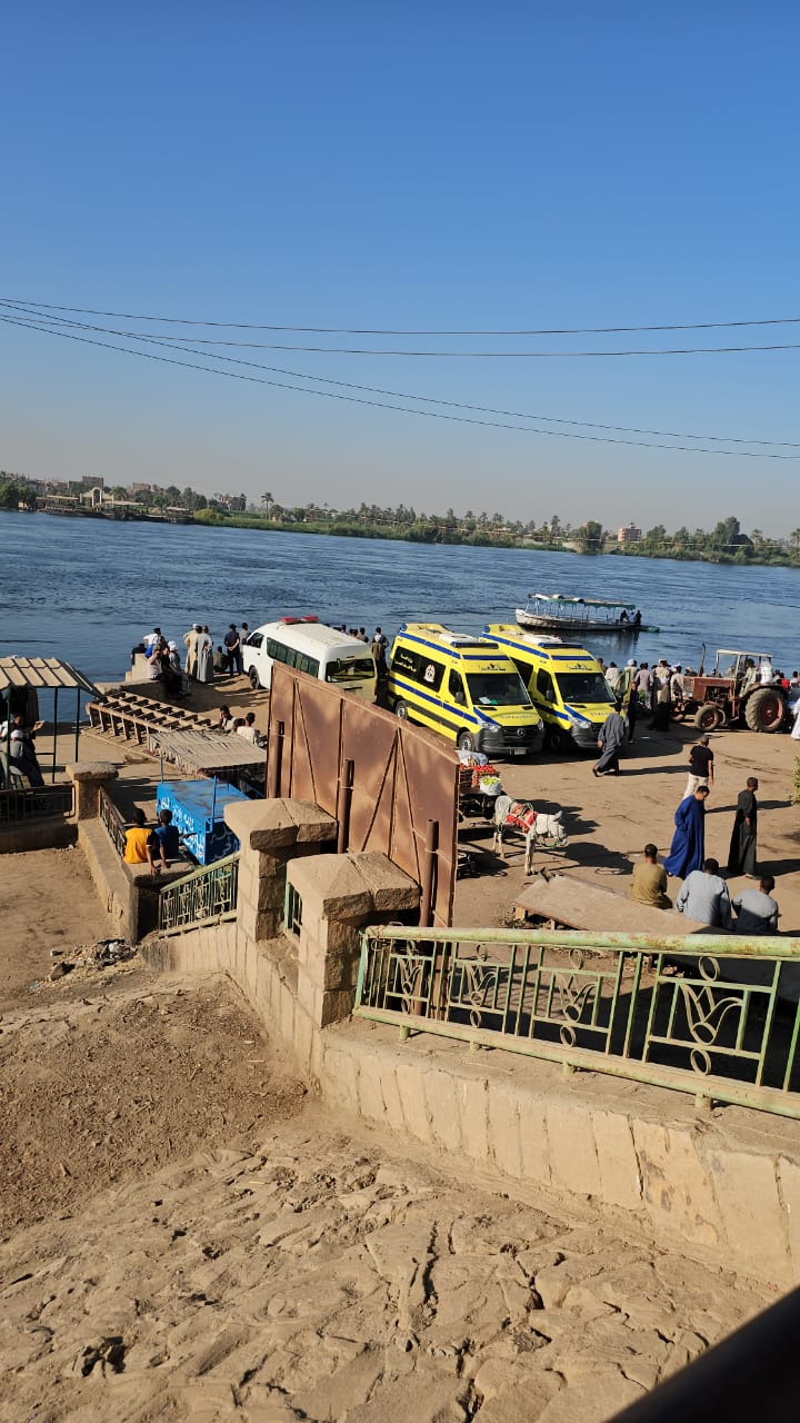 بداخلها شخصين أبناء عمومة.. الإنقاذ النهري يحاول انتشال سيارة سقطت داخل نهر النيل في قنا