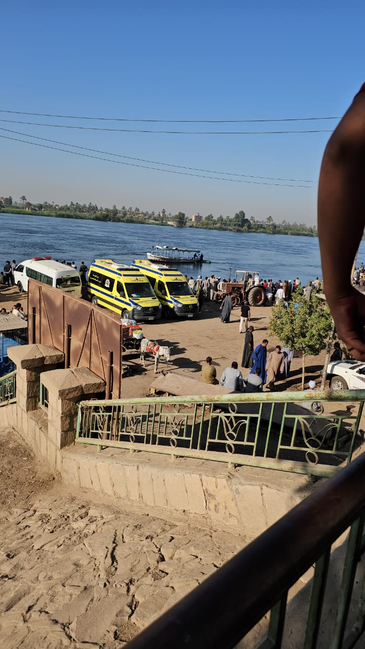 بداخلها شخصين أبناء عمومة.. الإنقاذ النهري يحاول انتشال سيارة سقطت داخل نهر النيل في قنا