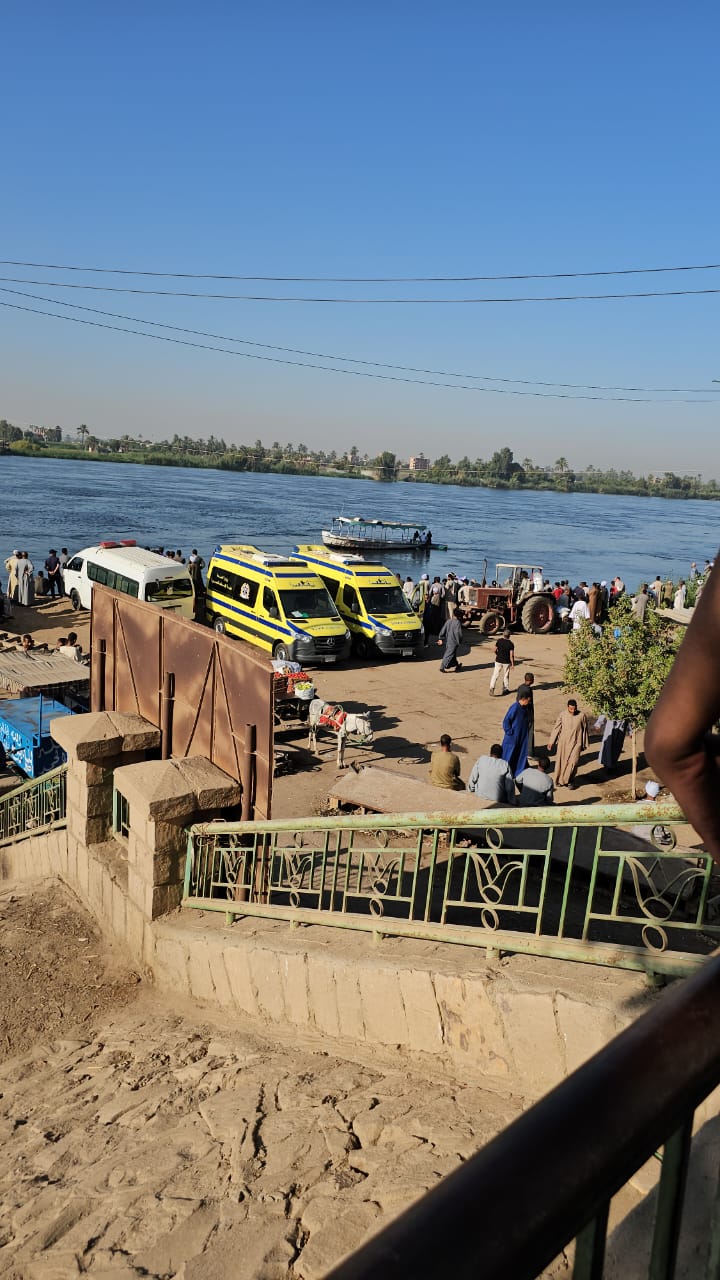 بداخلها شخصين أبناء عمومة.. الإنقاذ النهري يحاول انتشال سيارة سقطت داخل نهر النيل في قنا