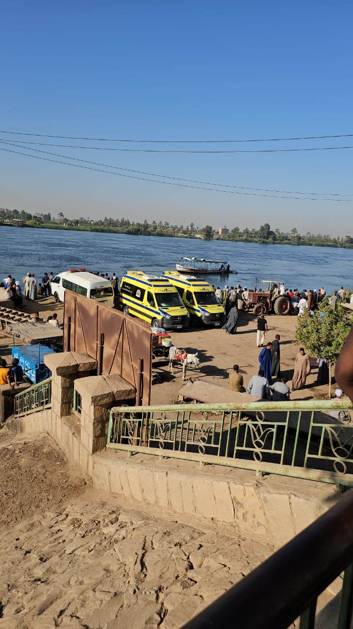 بداخلها شخصين أبناء عمومة.. الإنقاذ النهري يحاول انتشال سيارة سقطت داخل نهر النيل في قنا
