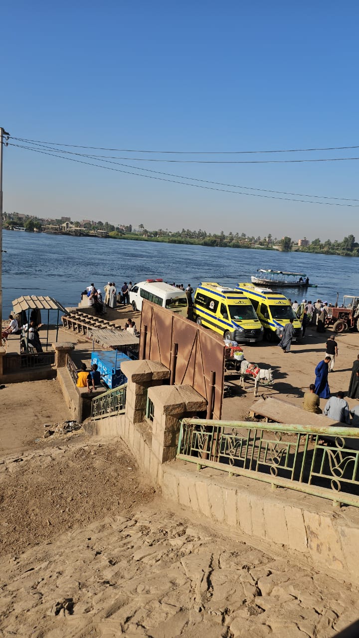 بداخلها شخصين أبناء عمومة.. الإنقاذ النهري يحاول انتشال سيارة سقطت داخل نهر النيل في قنا