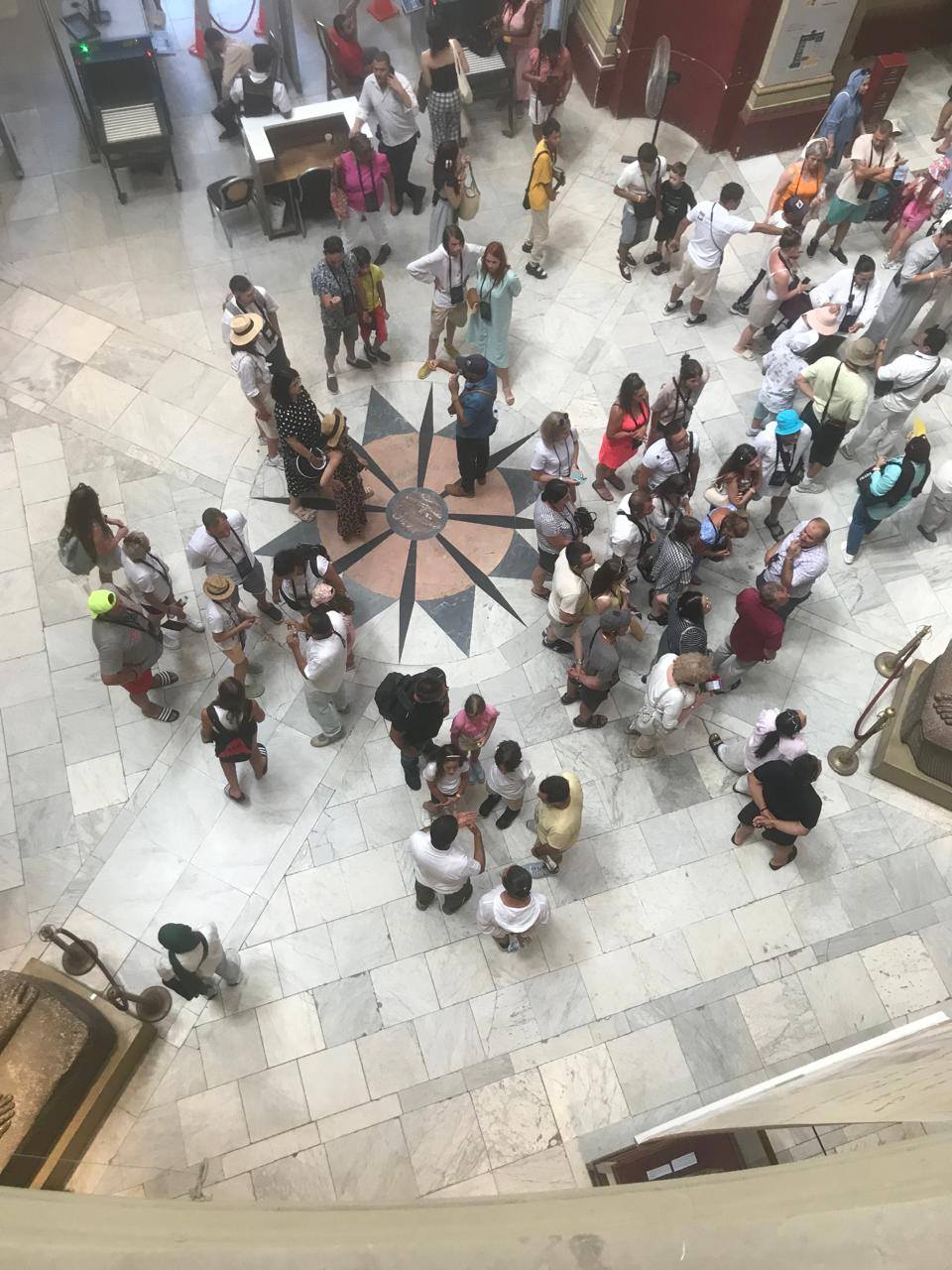 السائحين العرب والأجانب في المتحف المصري بالتحرير 