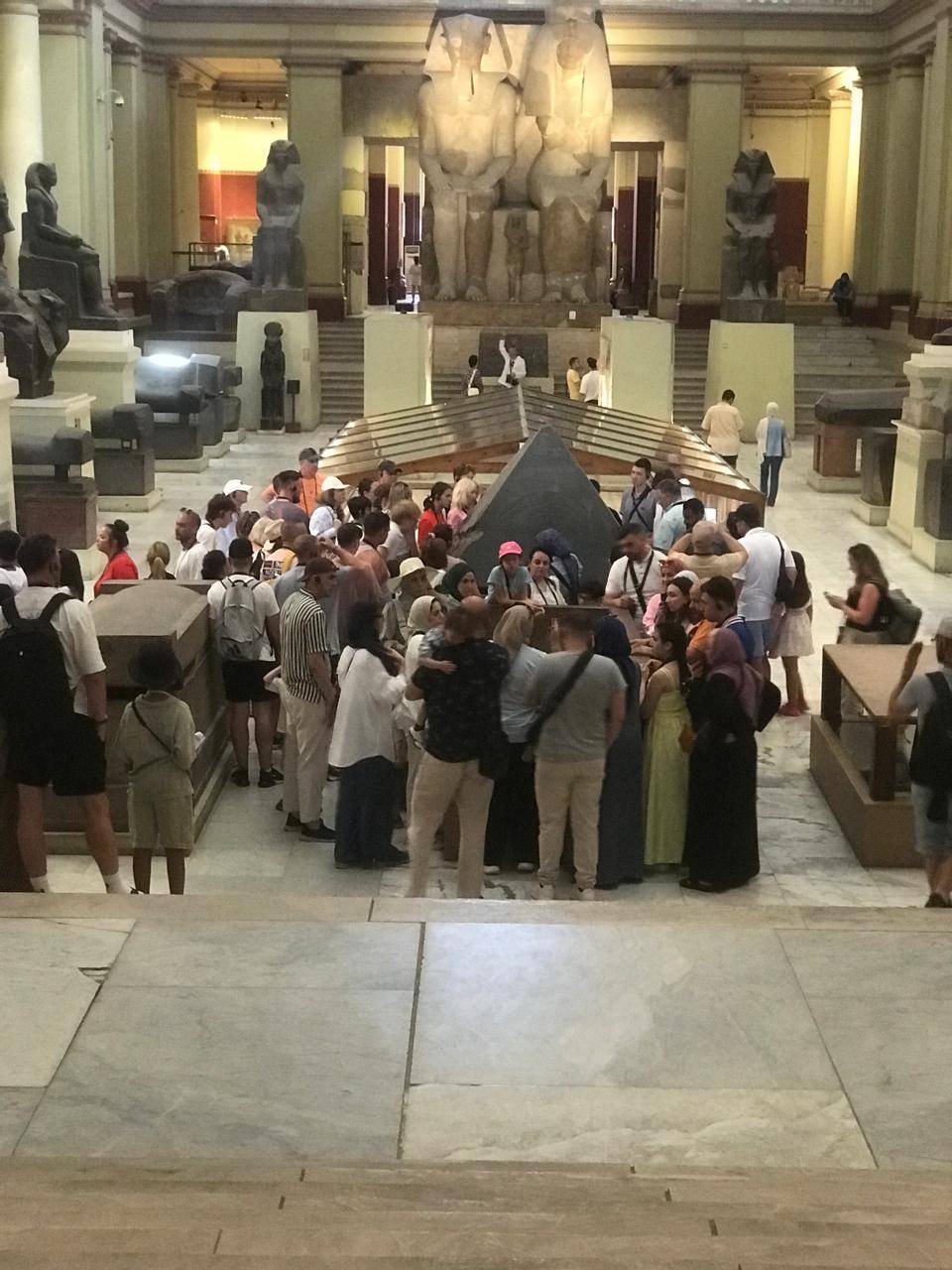 السائحين العرب والأجانب في المتحف المصري بالتحرير 