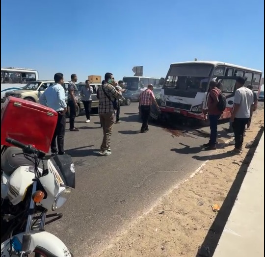 تصادم أتوبيس بسيارة ملاكي أعلي طريق المحور قبل الشيخ زايد