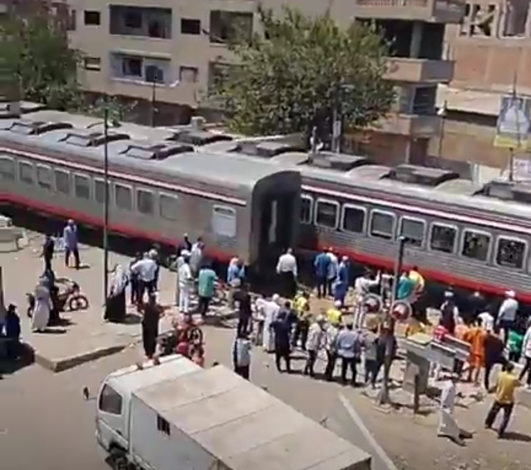 مرور أول قطار من منطقة حادث سقوط عجلة من قطار الإسكندرية القاهرة في المنوفية 