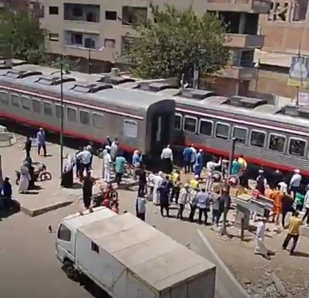 مرور أول قطار من منطقة حادث سقوط عجلة من قطار الإسكندرية القاهرة في المنوفية 