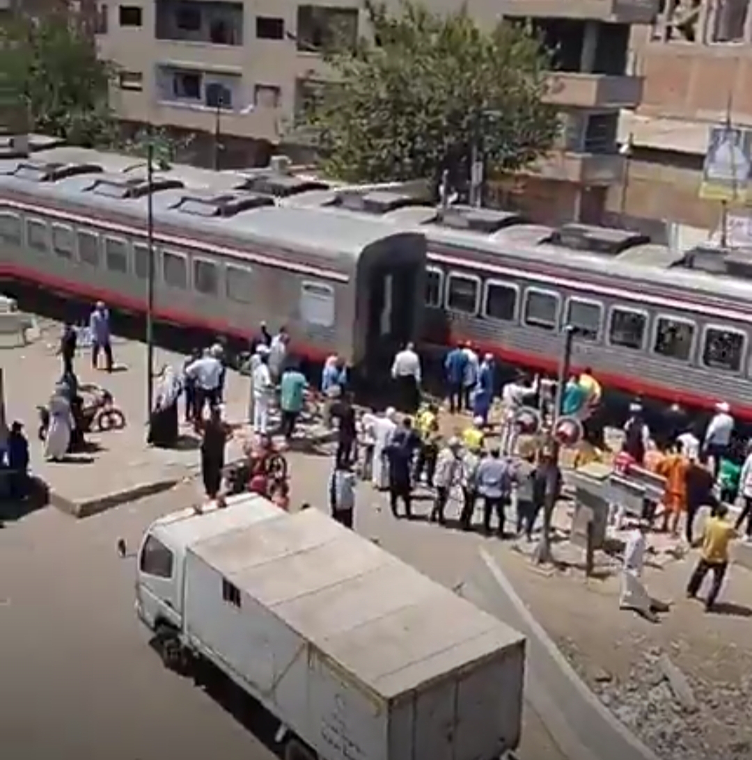 مرور أول قطار من منطقة حادث سقوط عجلة من قطار الإسكندرية القاهرة في المنوفية 