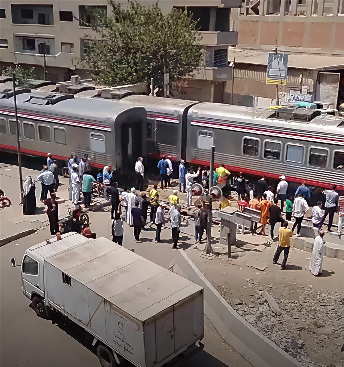 مرور أول قطار من منطقة حادث سقوط عجلة من قطار الإسكندرية القاهرة في المنوفية 