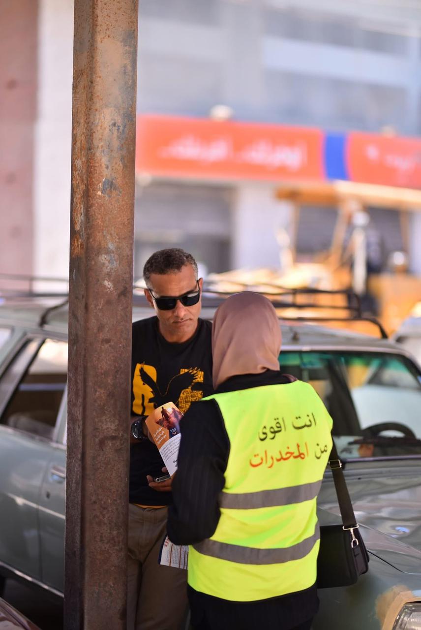 مكافحة الإدمان يكثف برامج التوعية في المواقف العمومية