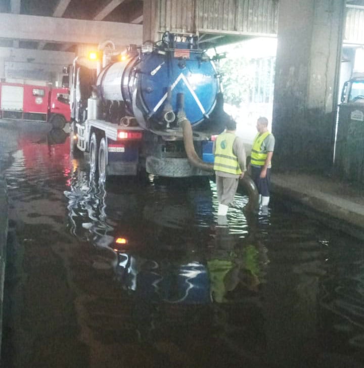 فرق طوارئ لمتابعة شفط المياه المستخدمة