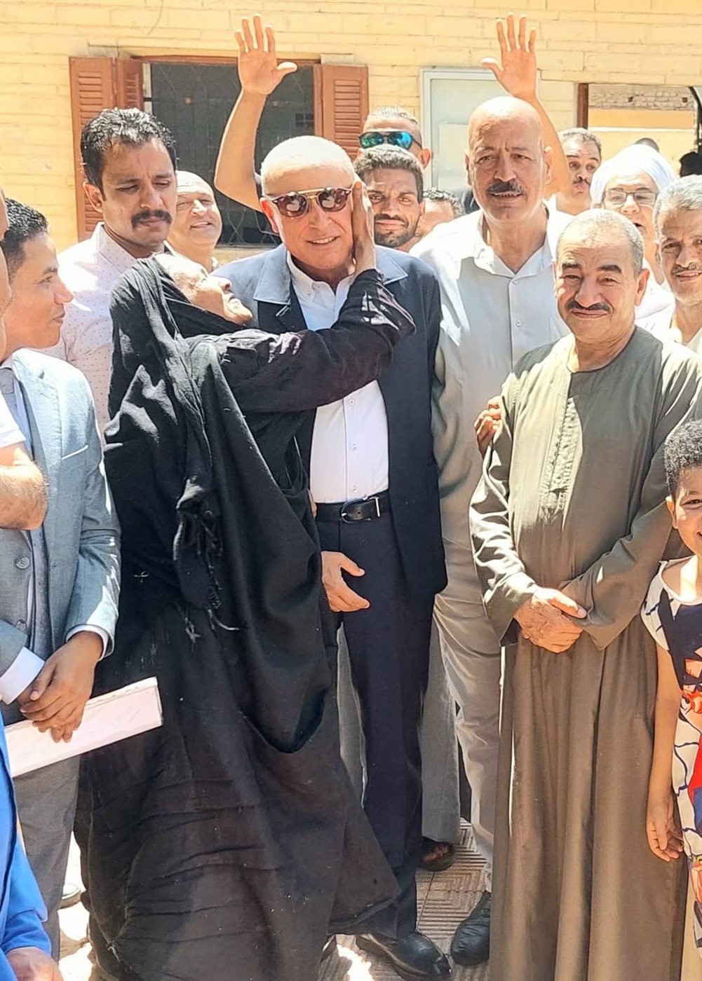 محافظ الأقصر يتوقف لسيدة مسنة بالكرنك ويلبي طلباتها