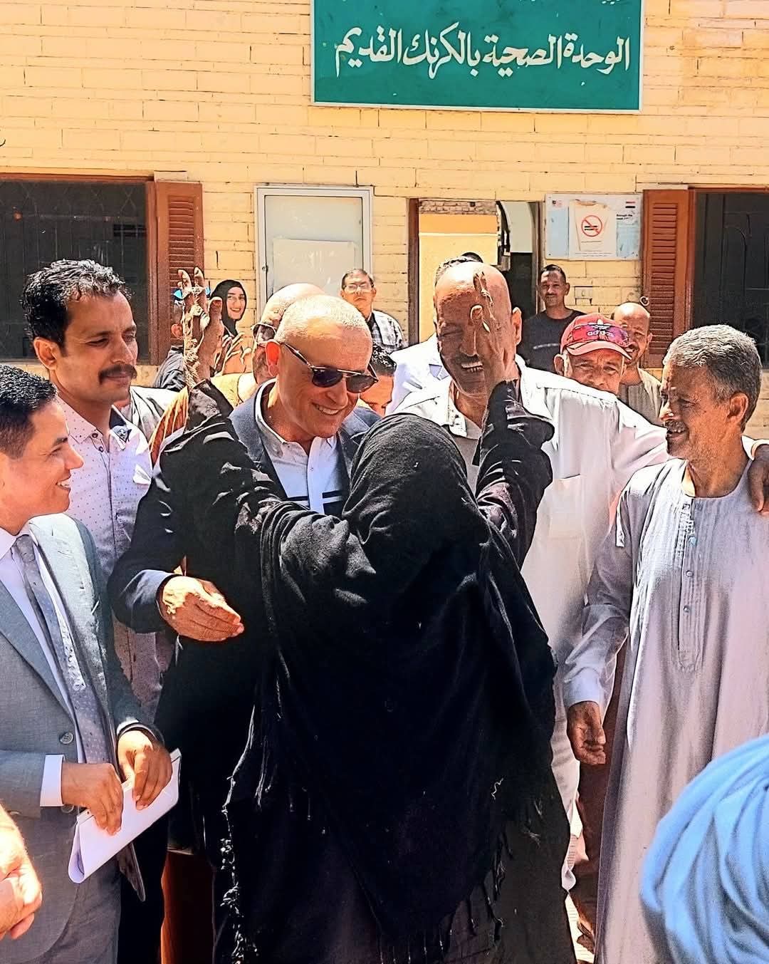 محافظ الأقصر يتوقف لسيدة مسنة بالكرنك ويلبي طلباتها