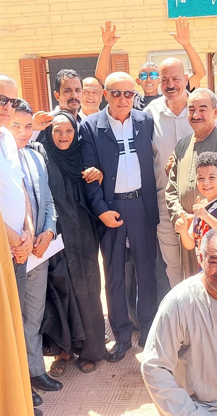 محافظ الأقصر يتوقف لسيدة مسنة بالكرنك ويلبي طلباتها