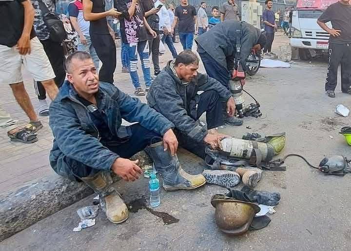 استراحة رجال الإطفاء خلال إخماد حريق سنترال رمسيس