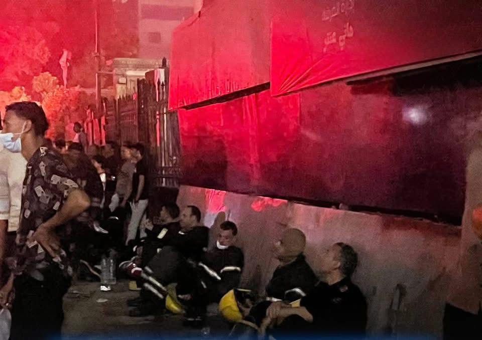 استراحة رجال الإطفاء خلال إخماد حريق سنترال رمسيس