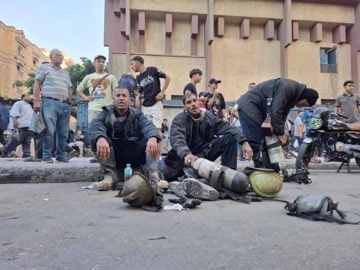 استراحة رجال الإطفاء خلال إخماد حريق سنترال رمسيس