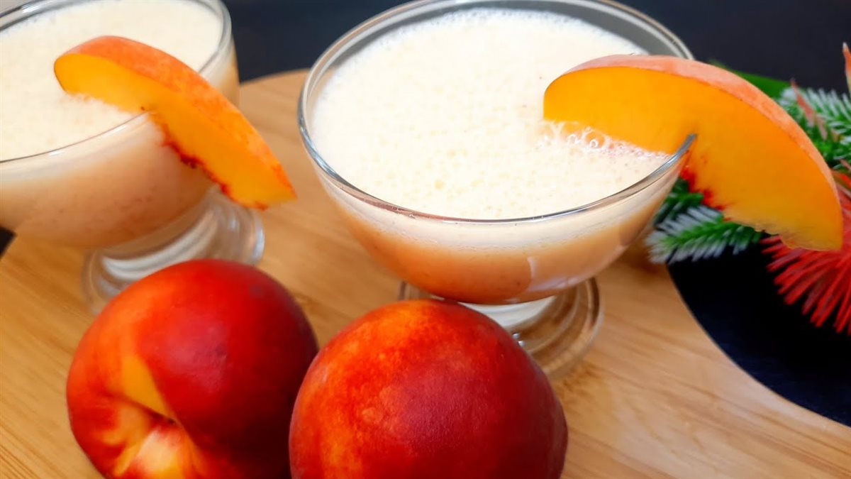 بمكونات بسيطة.. إزاي أعمل عصير خوخ باللبن بأسهل وصفة؟