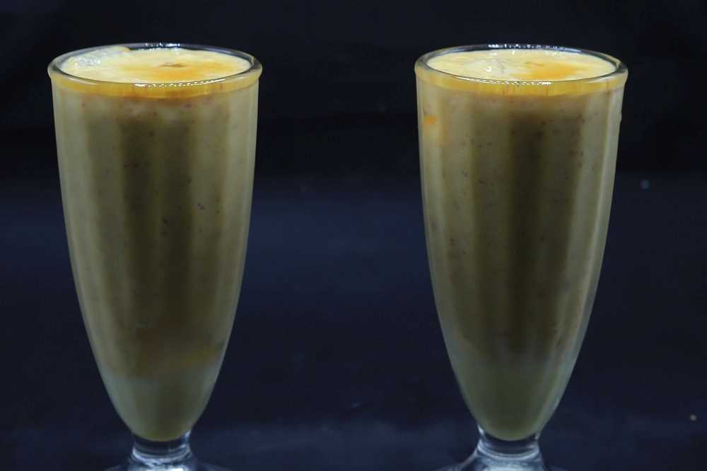 بمكونات بسيطة.. إزاي أعمل عصير خوخ باللبن بأسهل وصفة؟