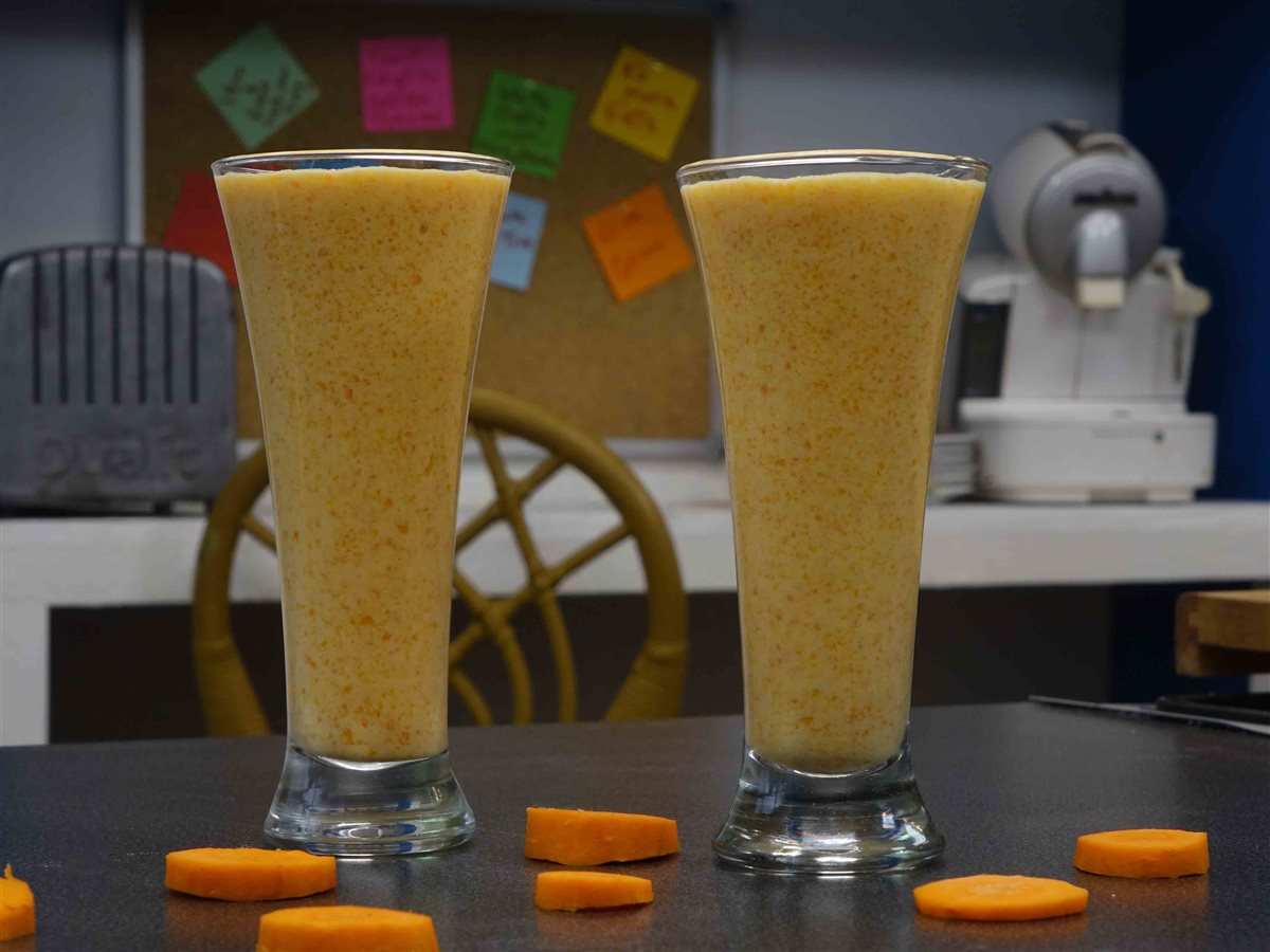 بمكونات بسيطة.. إزاي أعمل عصير خوخ باللبن بأسهل وصفة؟