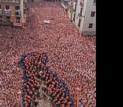 خريطة فلسطين البشرية تزيّن شوارع بامبلونا في مهرجان سان فيرمين الشهير في إسبانيا