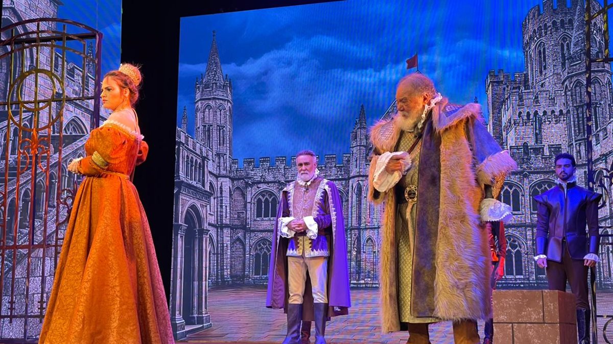 عرض الملك لير