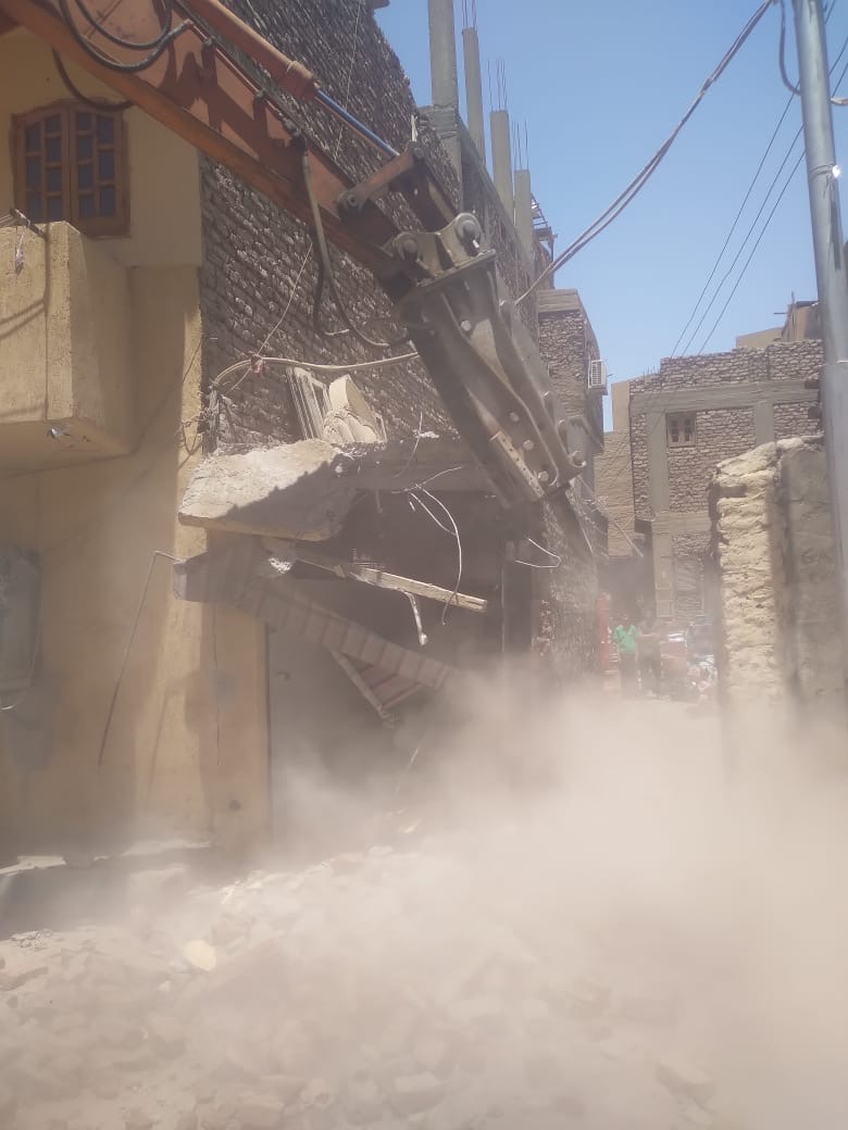 إزالة محل مخالف مبنى بشارع في الاقصر