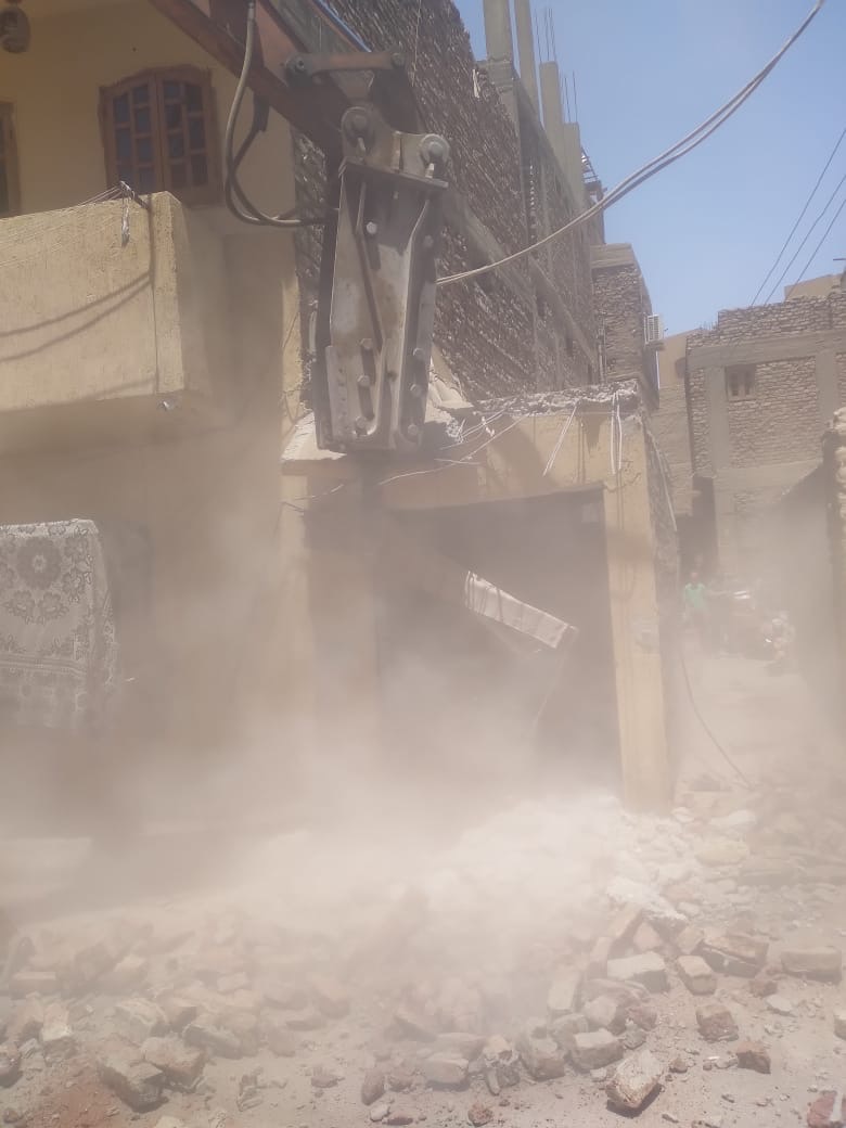 إزالة محل مخالف مبنى بشارع في الاقصر