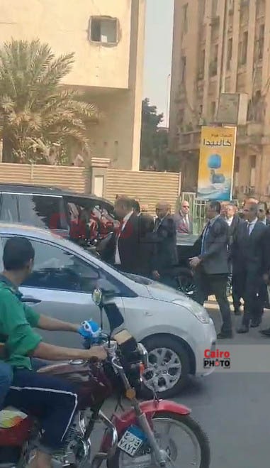 رئيس الوزراء يتفقد موقع حريق سنترال رمسيس