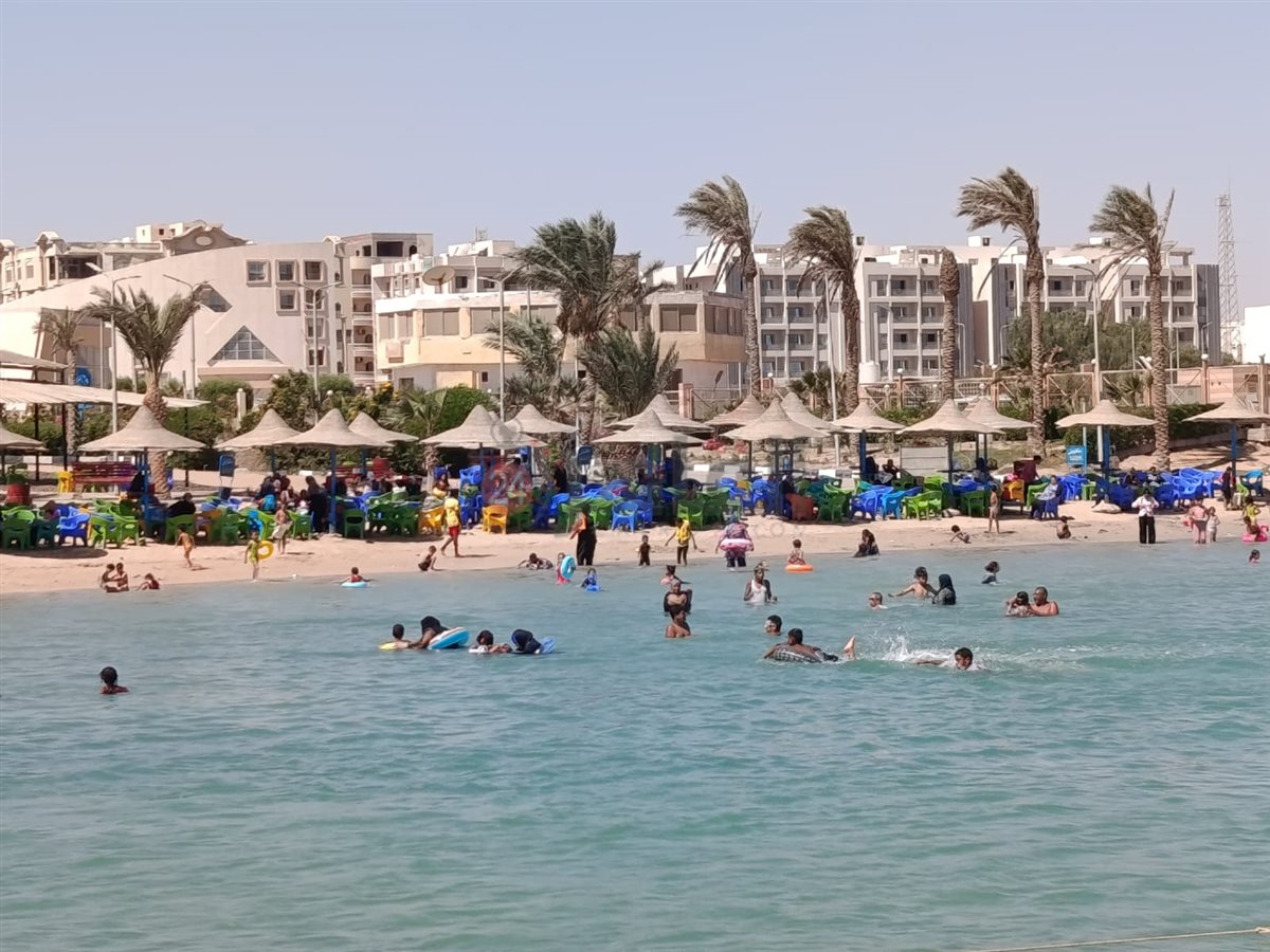 إقبال على شواطئ الغردقة 